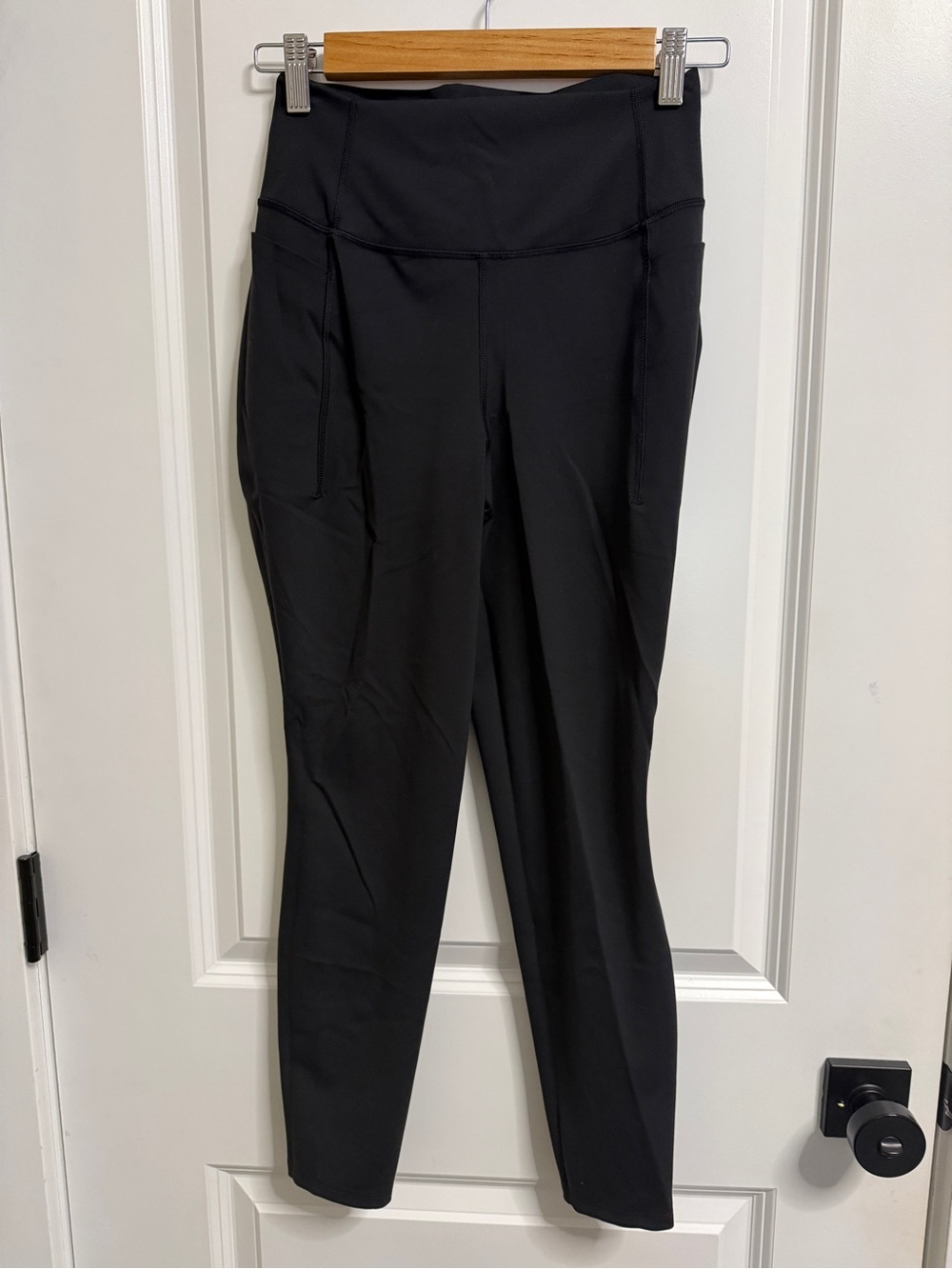 High-Rise Black Performance Leggings with Side Pockets